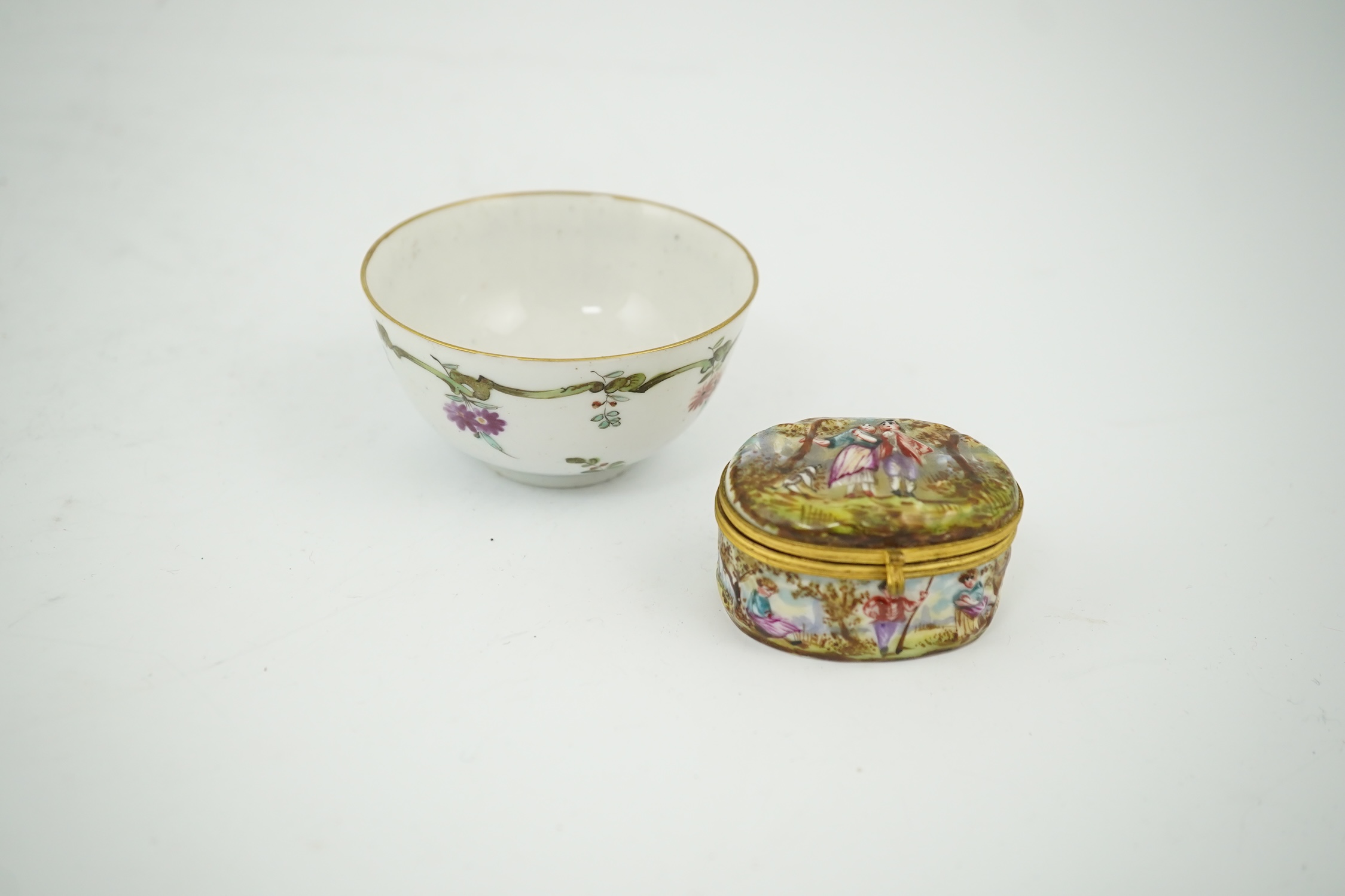 An 18th century Doccia porcelain tea bowl and a Naples style trinket box, bowl 7.5cm diameter. Condition - good